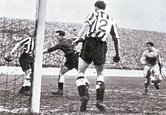Manchester City v Newcastle United FA Cup 3rd Round Replay 1956/57